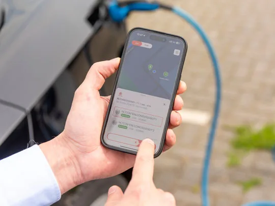 Zakelijk thuisladen door medewerker met automatische verrekening.